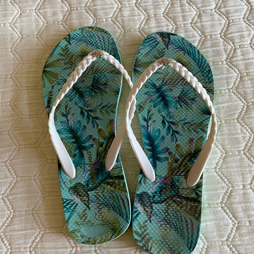Tommy Bahama Flip-Flops, 7, celadon green with tropical/floral pattern